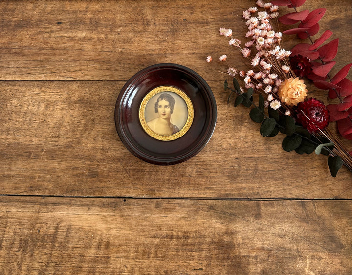 Médaillon miniature portrait de femme années 30 cerclé de laiton doré