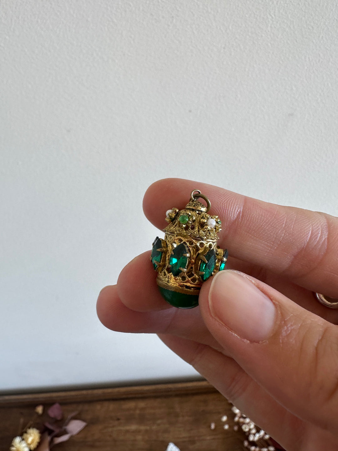 Bijoux pendentifs fantaisie anciens en métal doré