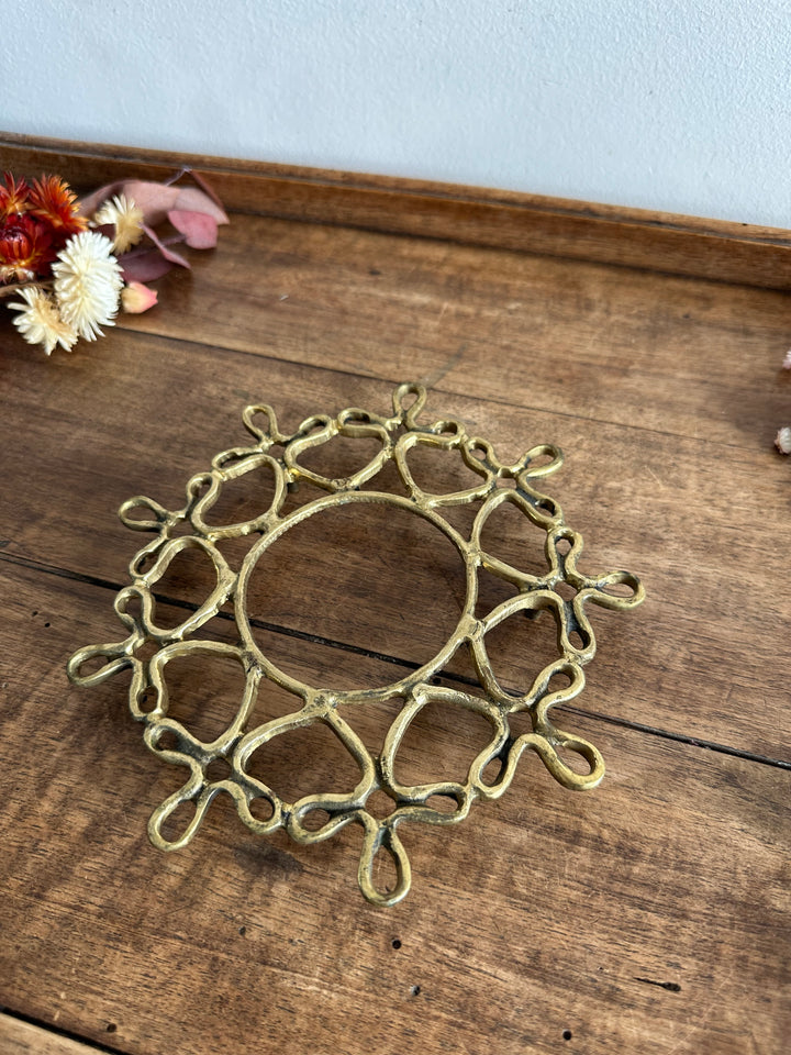 Dessous de plat en laiton ajouré sur pieds