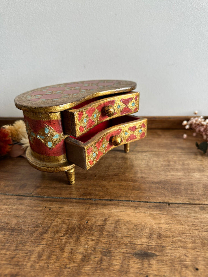 Coffre en demi lune style florentin rouge et or