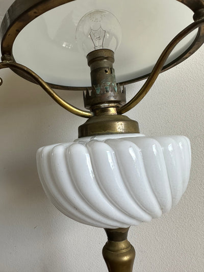Lampe à pétrole électrifiée en opaline blanche taille XL