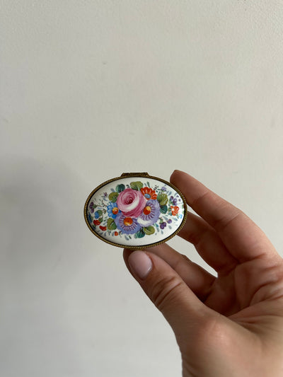 Piluliers en métal et porcelaine décorés de fleurs