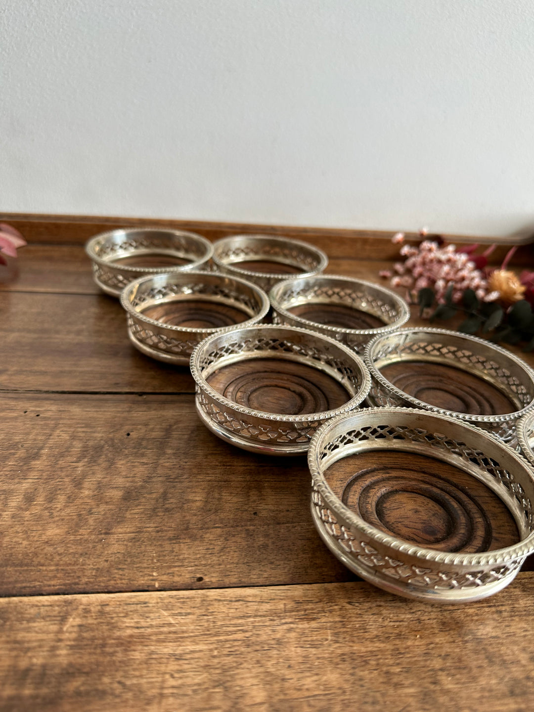 Sous-verres en bois cerclé de métal argenté