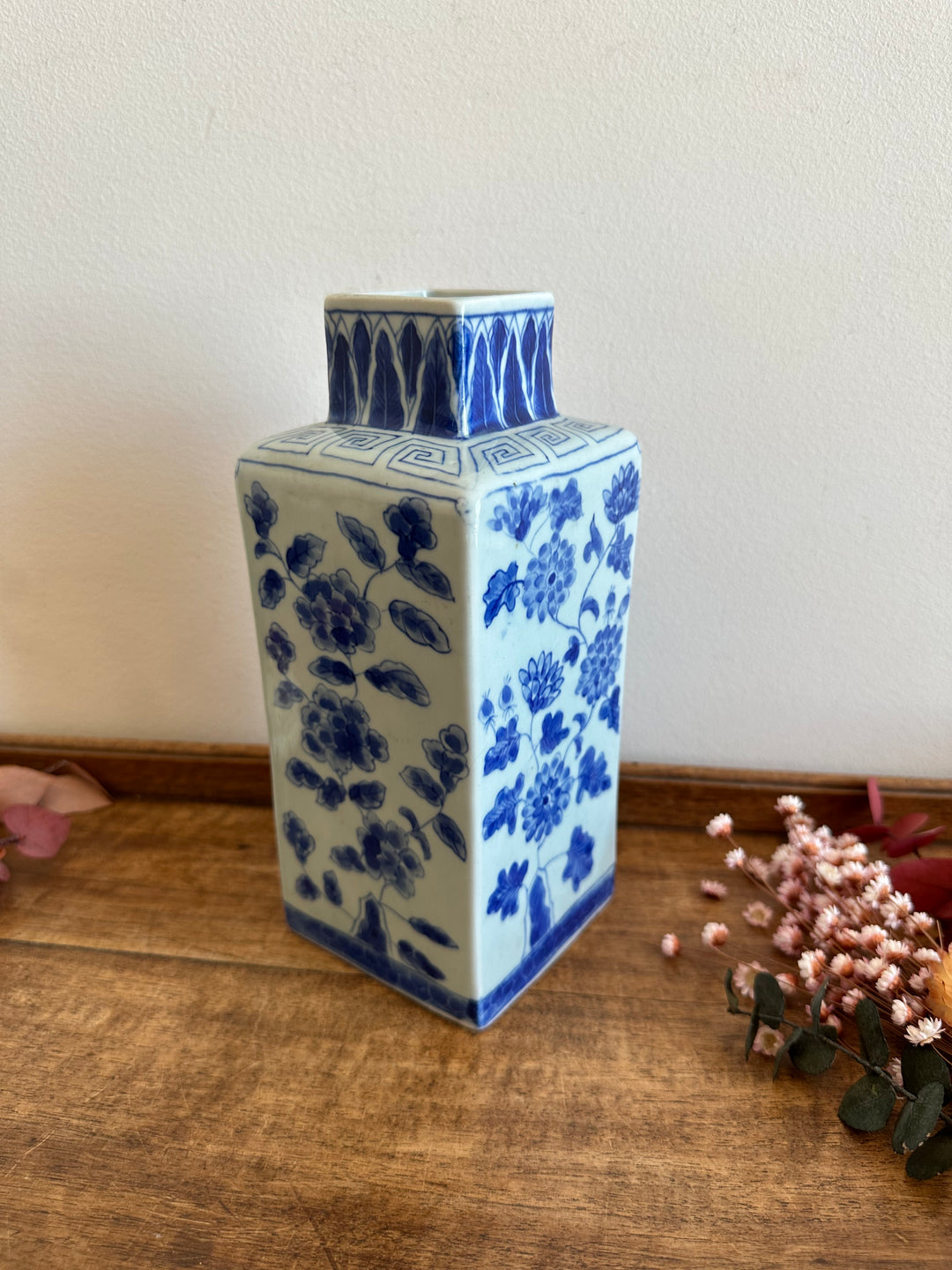 Vase en porcelaine décoré main style asiatique