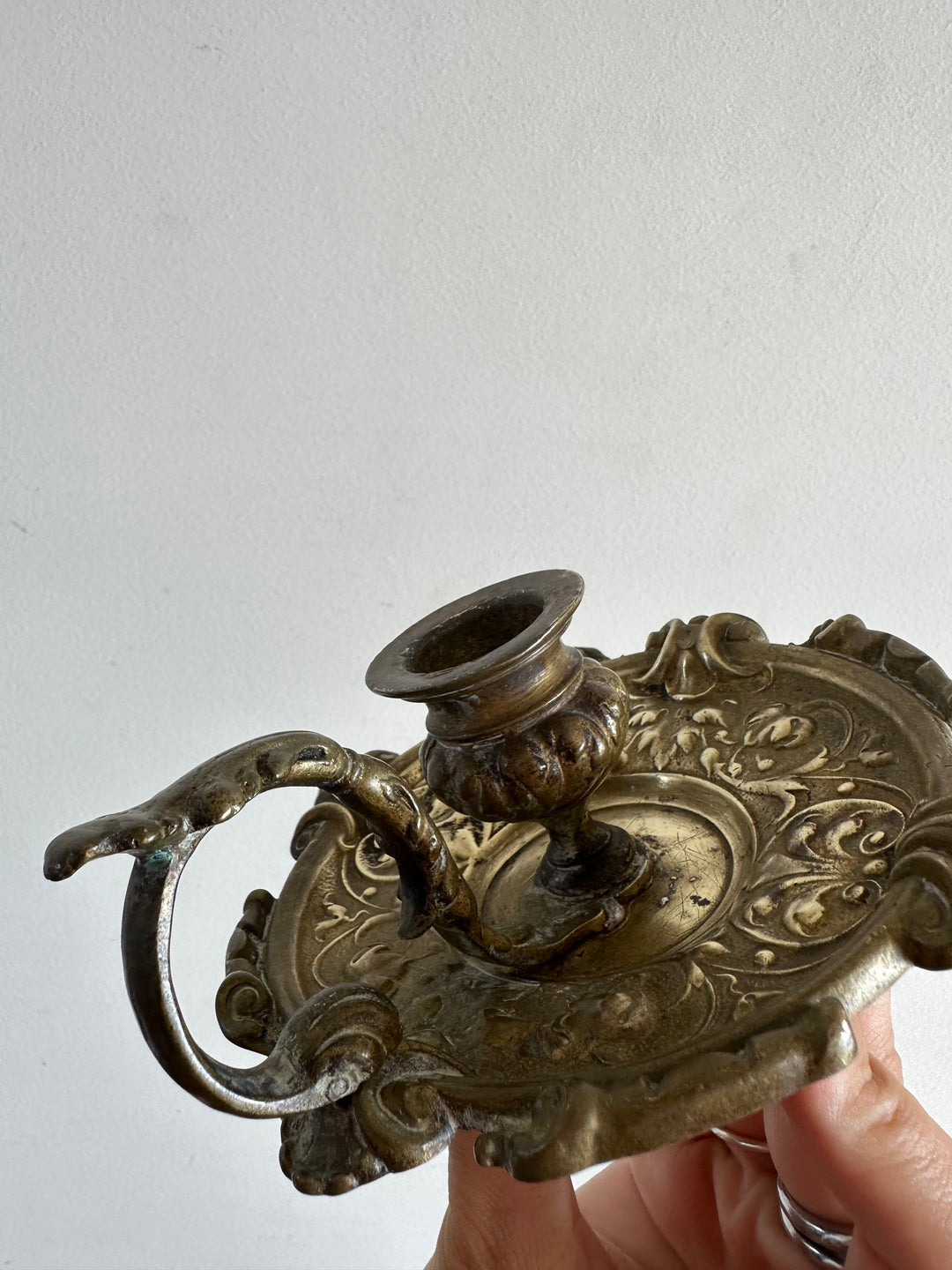 Bougeoir rat de cave en laiton doré sculpté