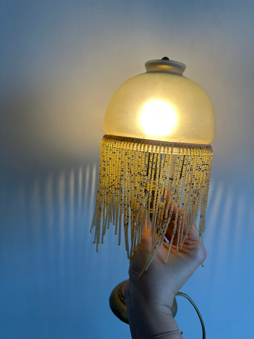 Lampe de chevet style Charleston globe orangé à perles années 70
