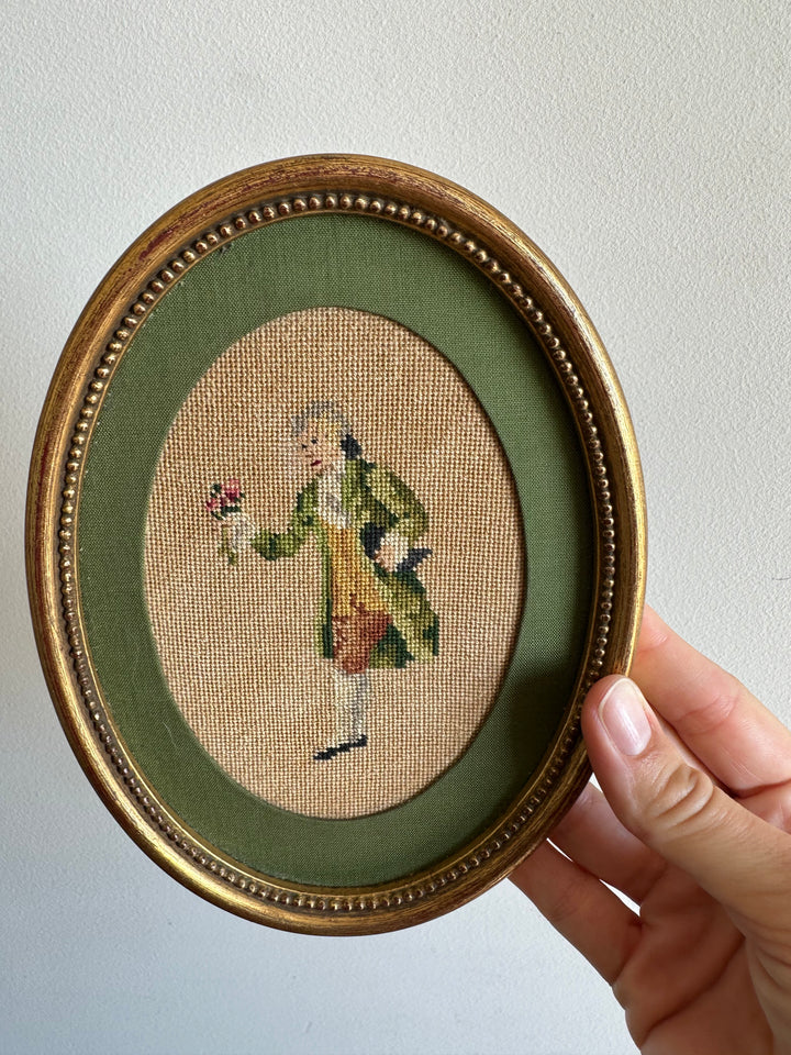 Broderies XIXème encadrées pourtour tissu vert