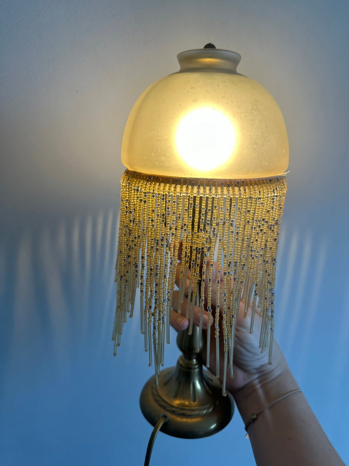 Lampe de chevet style Charleston globe orangé à perles années 70