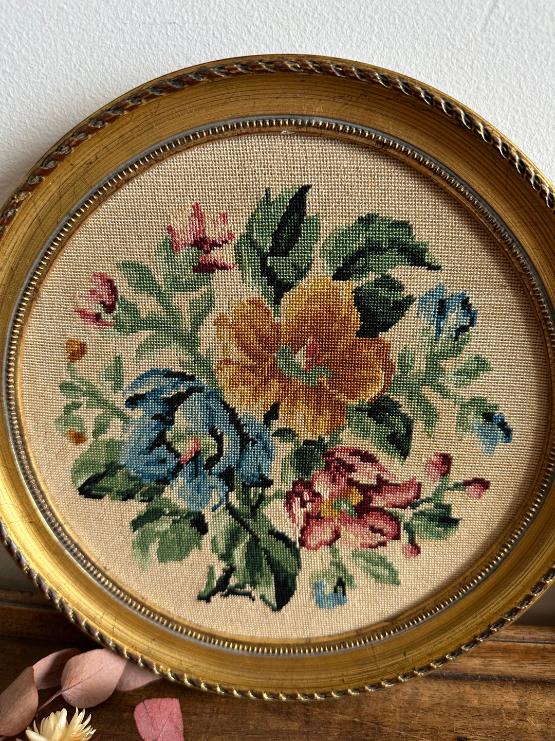 Broderies anciennes encadrées rondes
