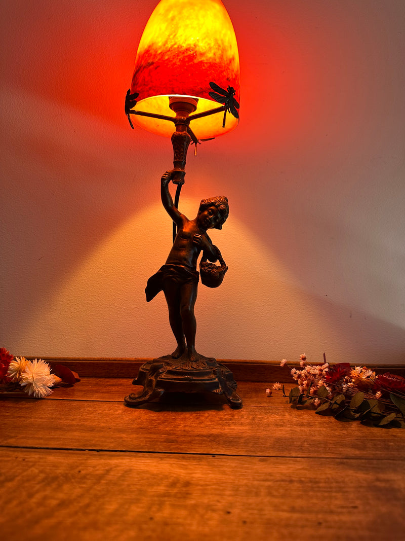 Lampe en bronze fillette au panier globe en verre rouge