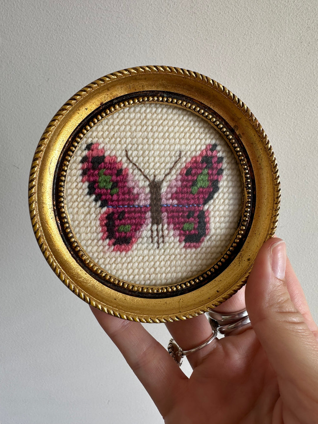 Broderie point de croix motif papillon cadre rond en bois