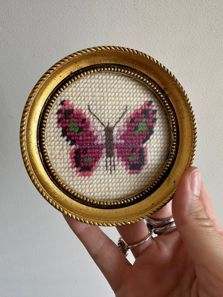 Broderie point de croix motif papillon cadre rond en bois