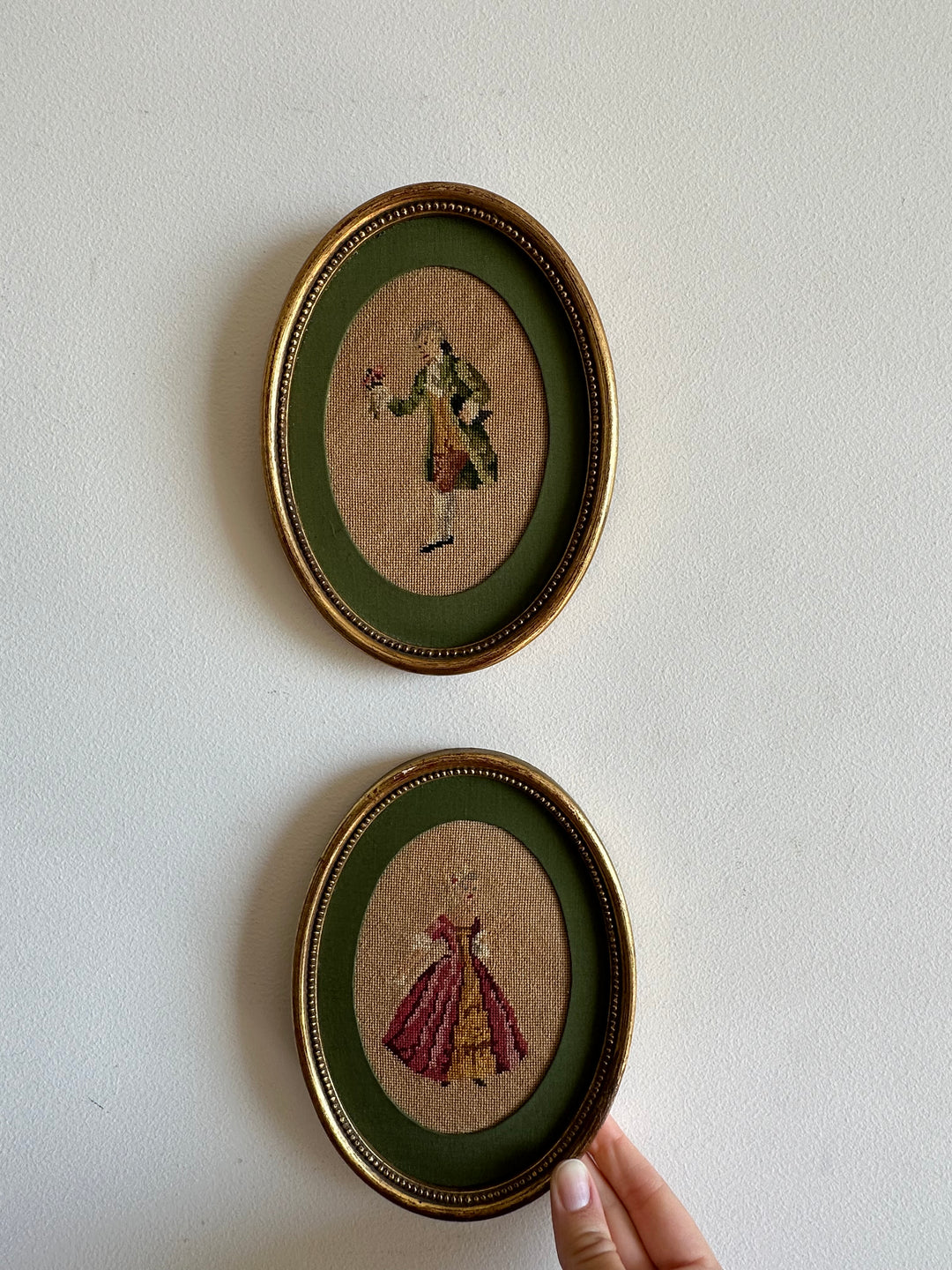 Broderies XIXème encadrées pourtour tissu vert