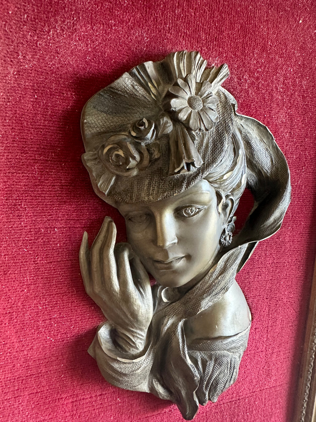 Portrait de jeune femme en étain sur velours Les étains du Prince