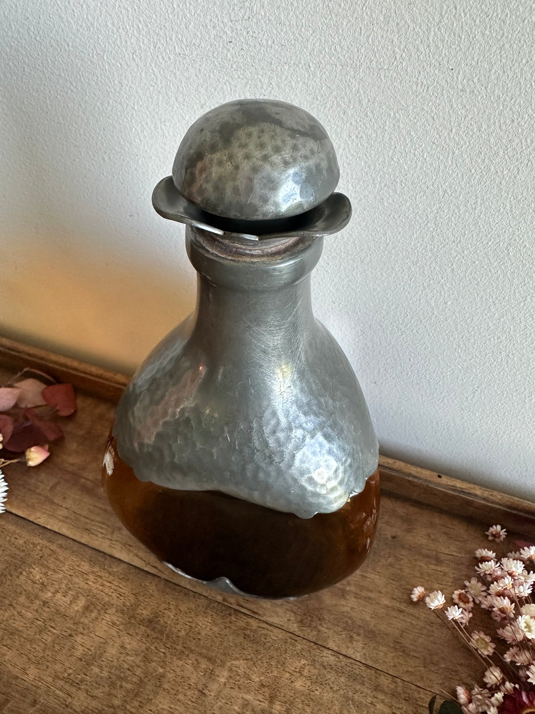 Bouteille en verre ambré décorée d'étain