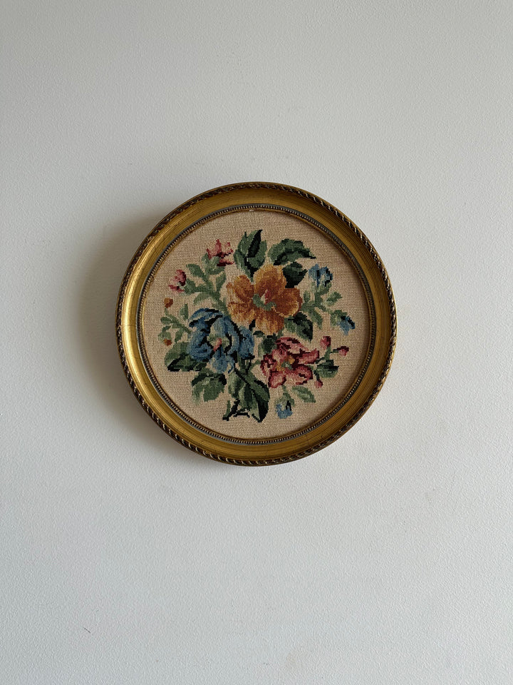 Broderies anciennes encadrées rondes