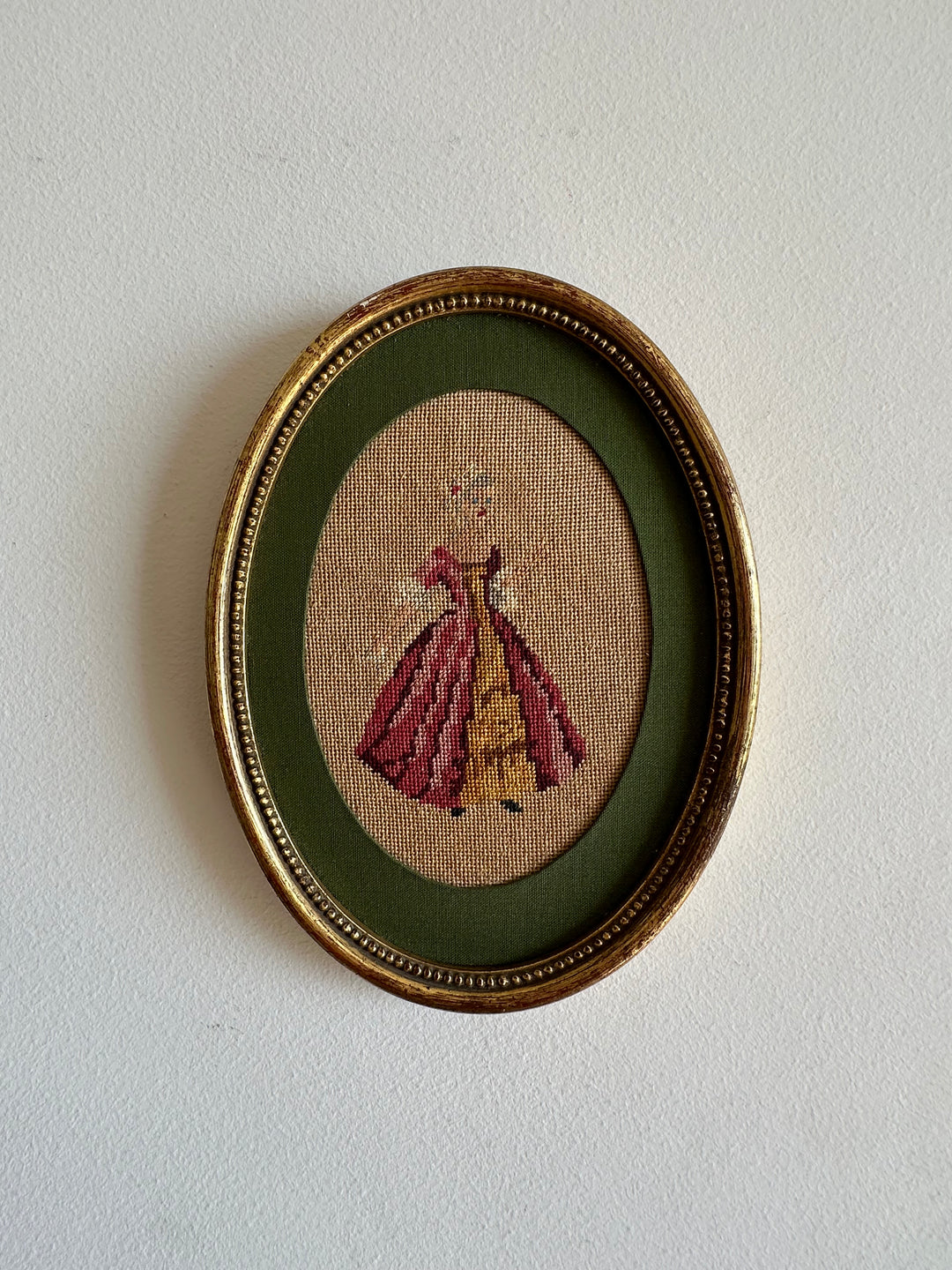 Broderies XIXème encadrées pourtour tissu vert