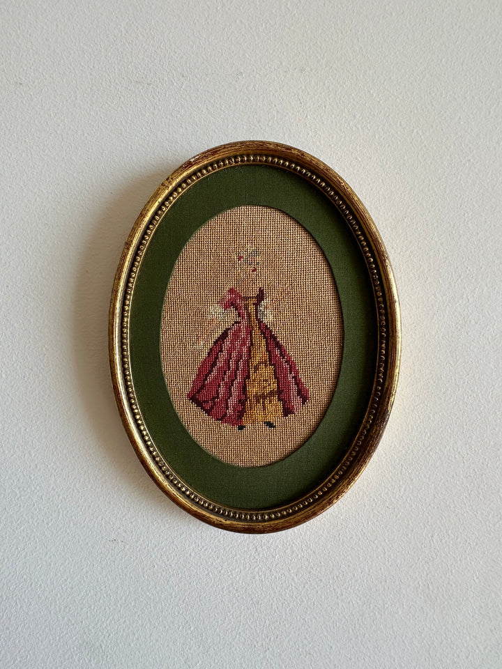 Broderies XIXème encadrées pourtour tissu vert