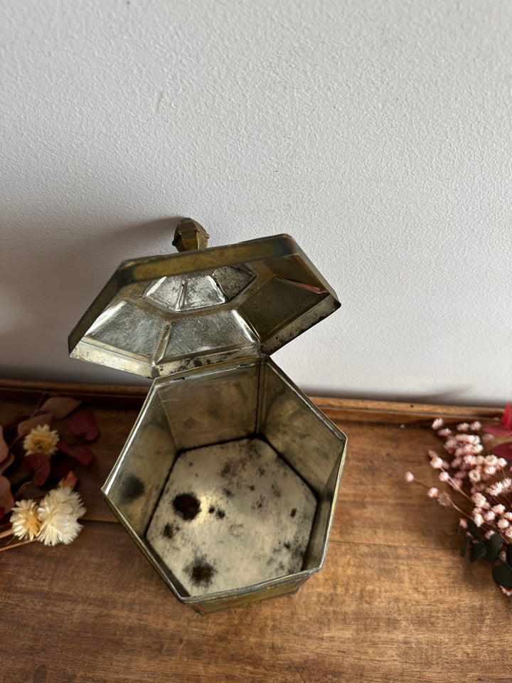 Boite en métal très ancienne motifs fleuris