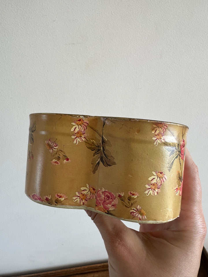 Boite en métal forme de coeur motifs fleurs anglaises