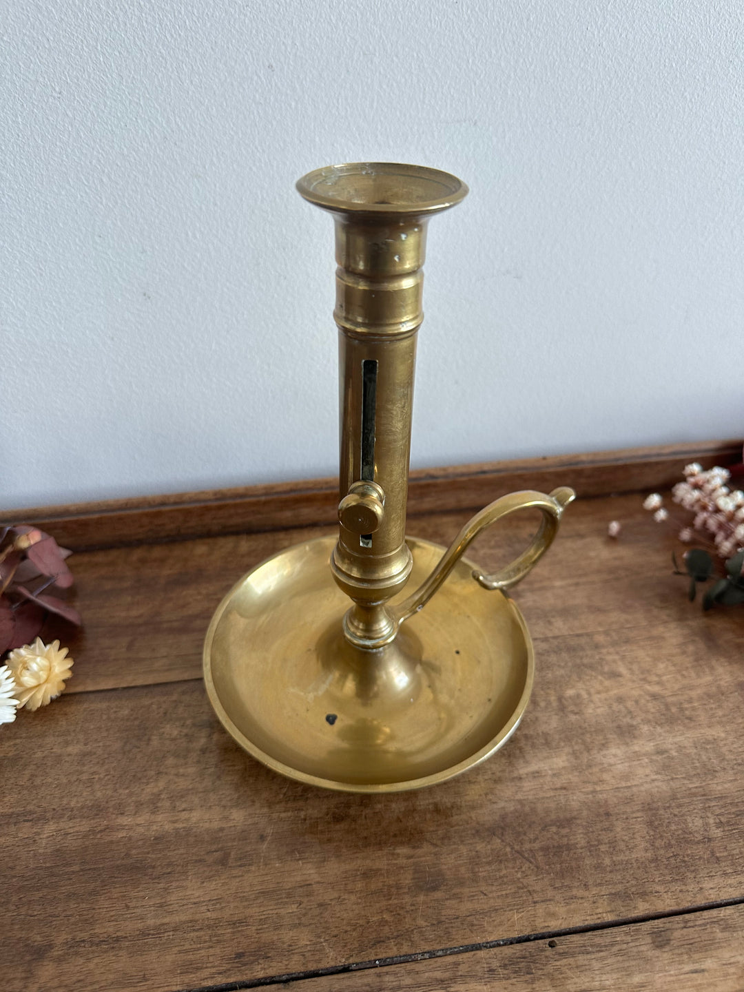 Bougeoir à poussoir en laiton doré