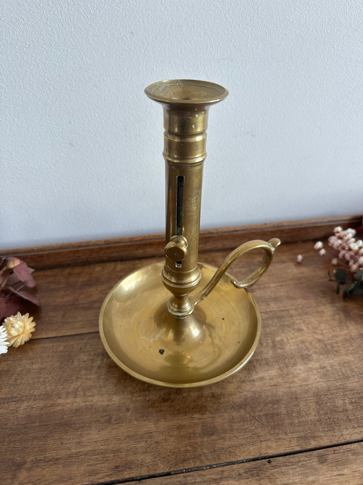 Bougeoir à poussoir en laiton doré