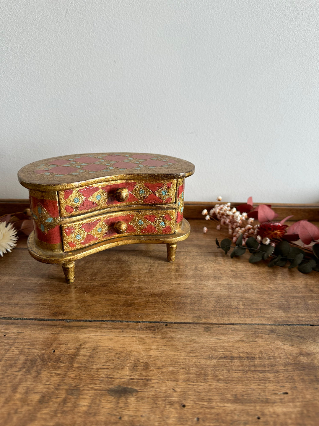 Coffre en demi lune style florentin rouge et or