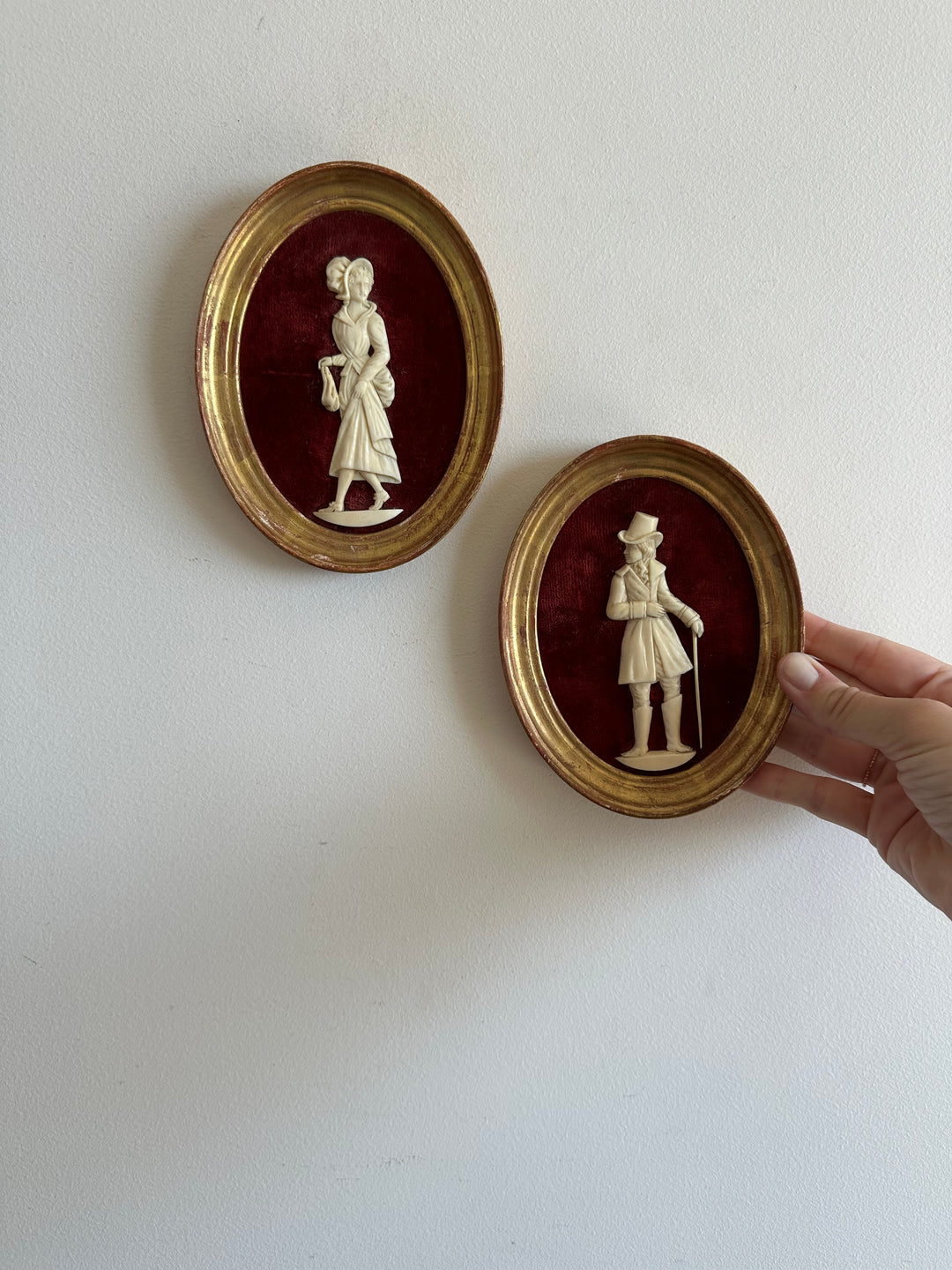 Miniatures en ivoire sur velours 19ème