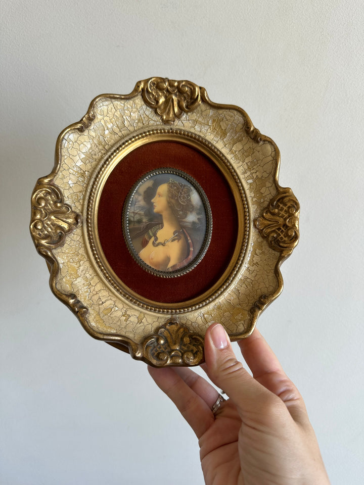 Médaillon sur velours marron glacé encadrement style baroque craquelé