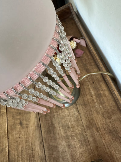 Lampe style charleston pampilles rose pâle pied en laiton