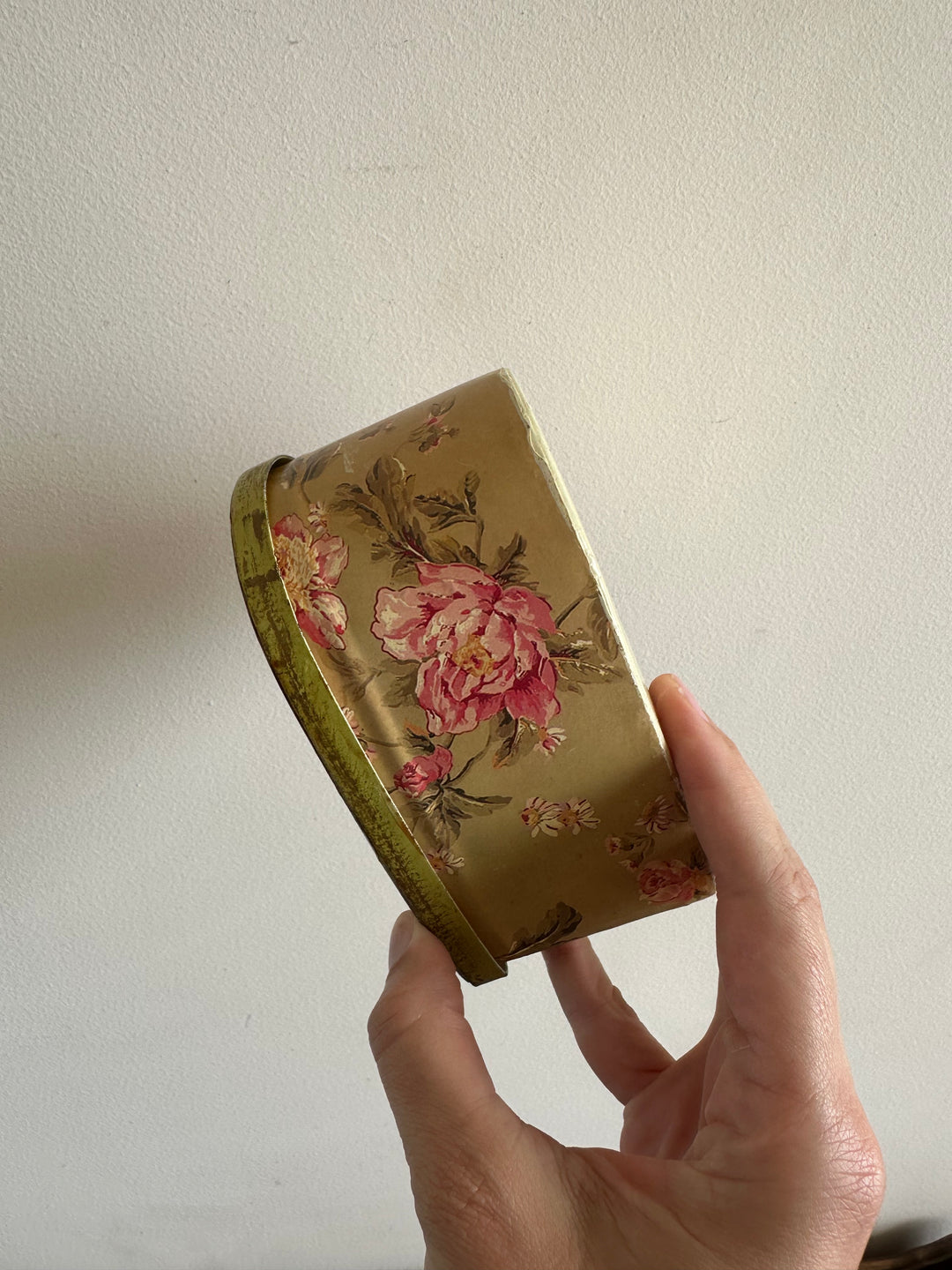 Boite en métal forme de coeur motifs fleurs anglaises