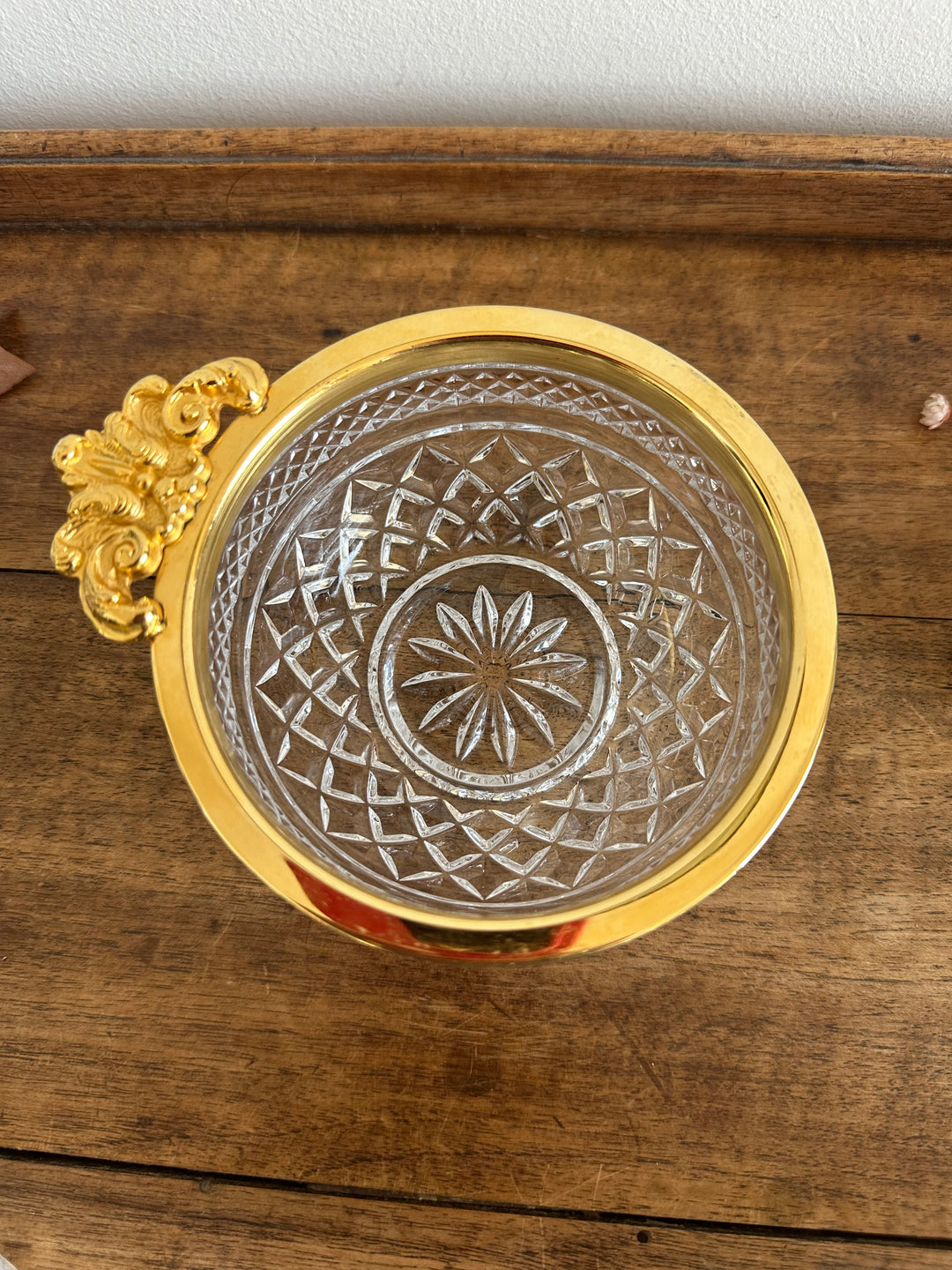 Coupelles en verre moulé cerclé de métal doré travaillé