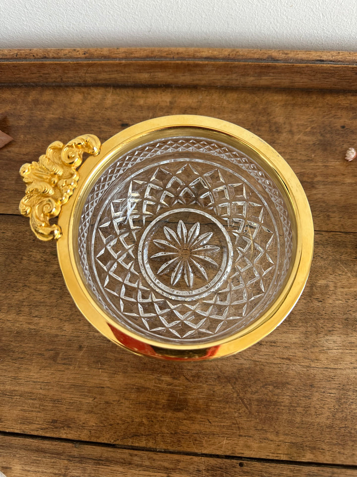 Coupelles en verre moulé cerclé de métal doré travaillé