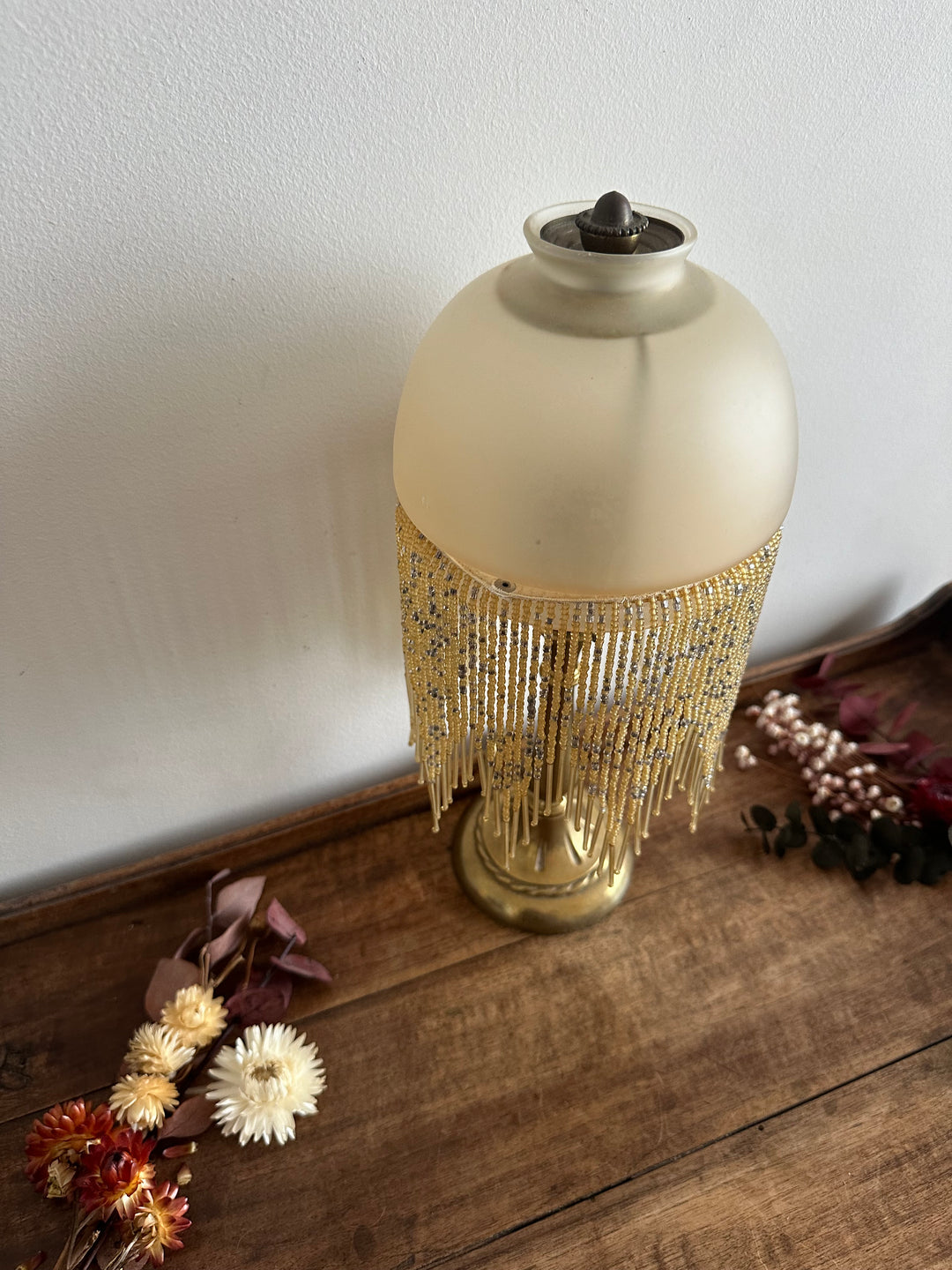 Lampe de chevet style Charleston globe orangé à perles années 70