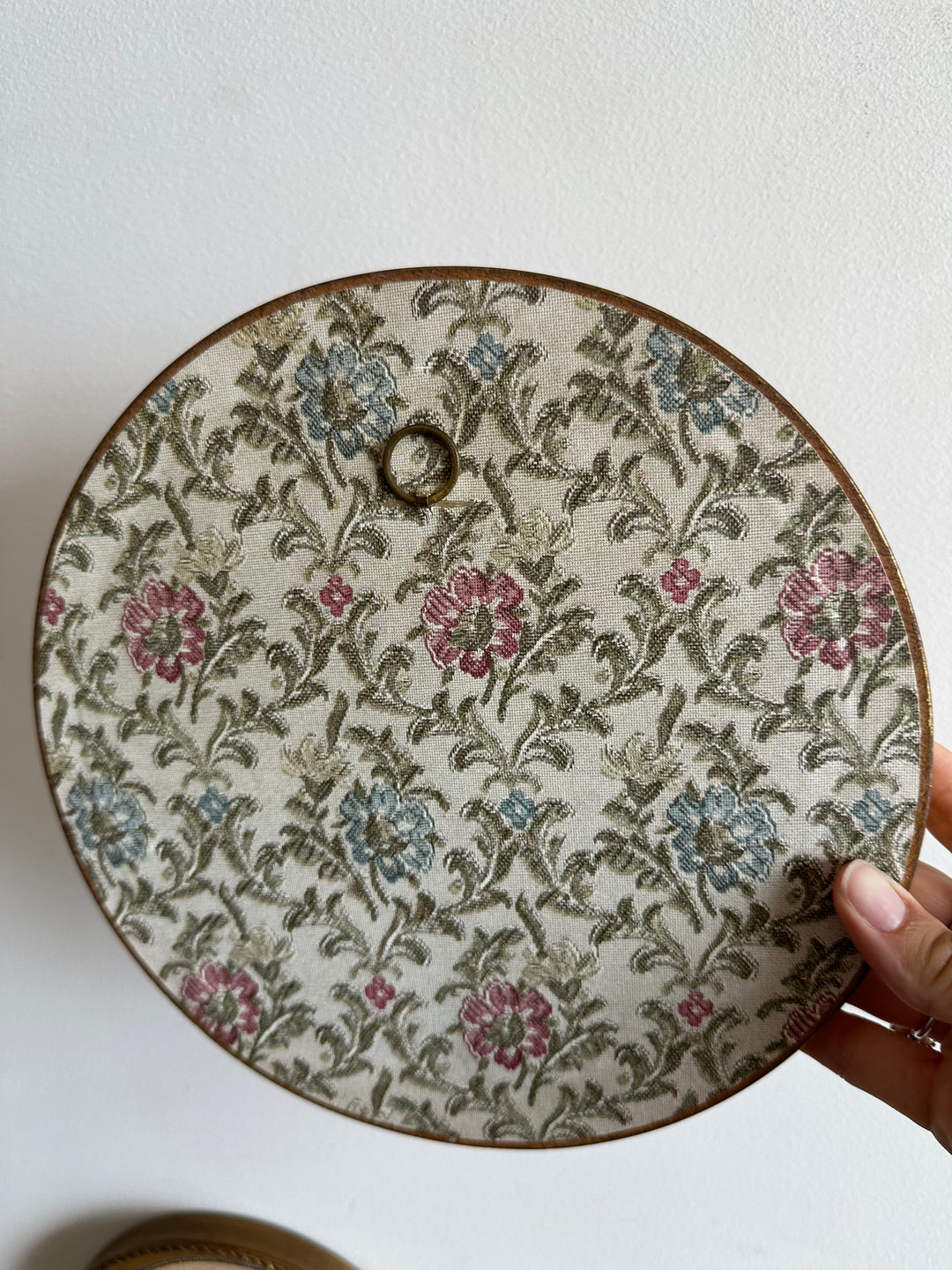 Broderies anciennes encadrées rondes