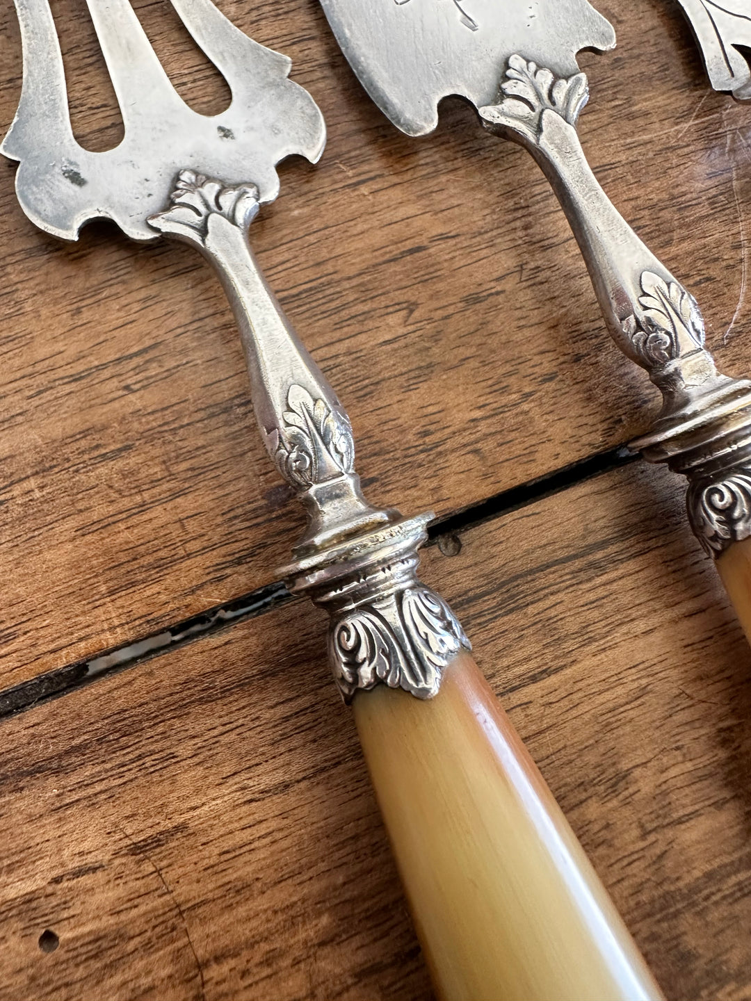 Couverts de service en métal argenté manches en bakélite