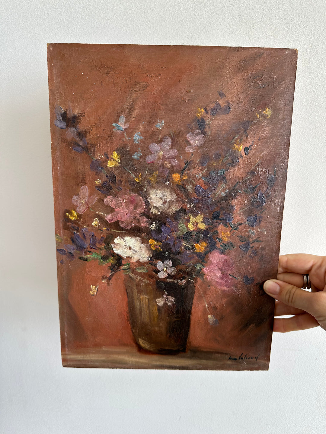 Peinture bouquet de fleurs multicolore sur fond vieux rose 1950