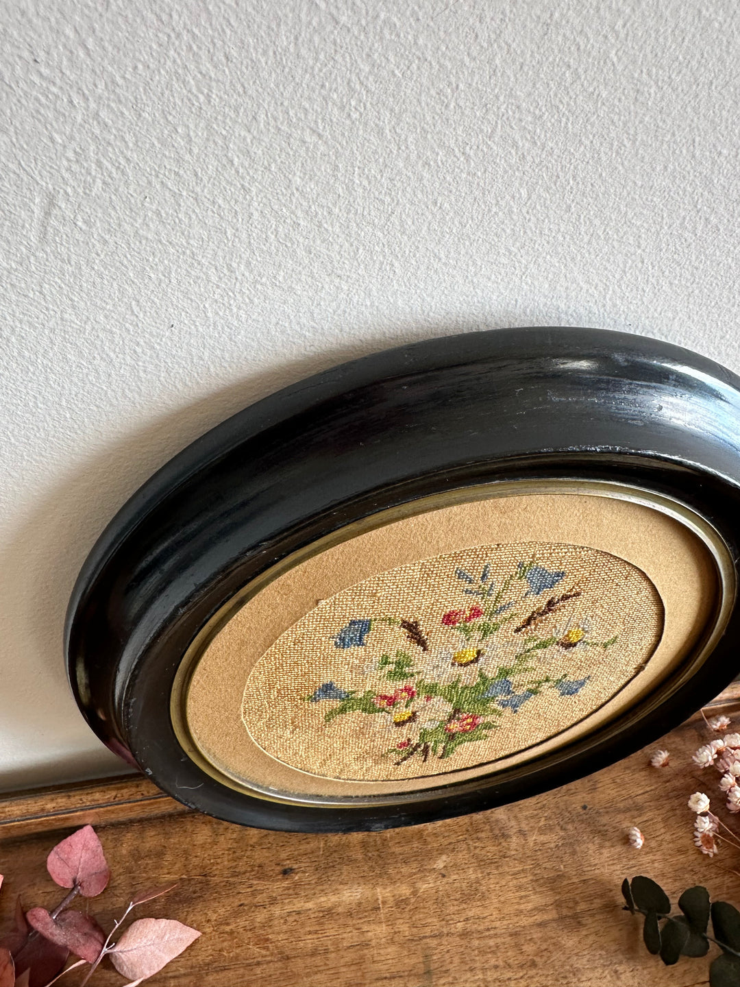 Broderie florale 19ème cadre en bois rond foncé