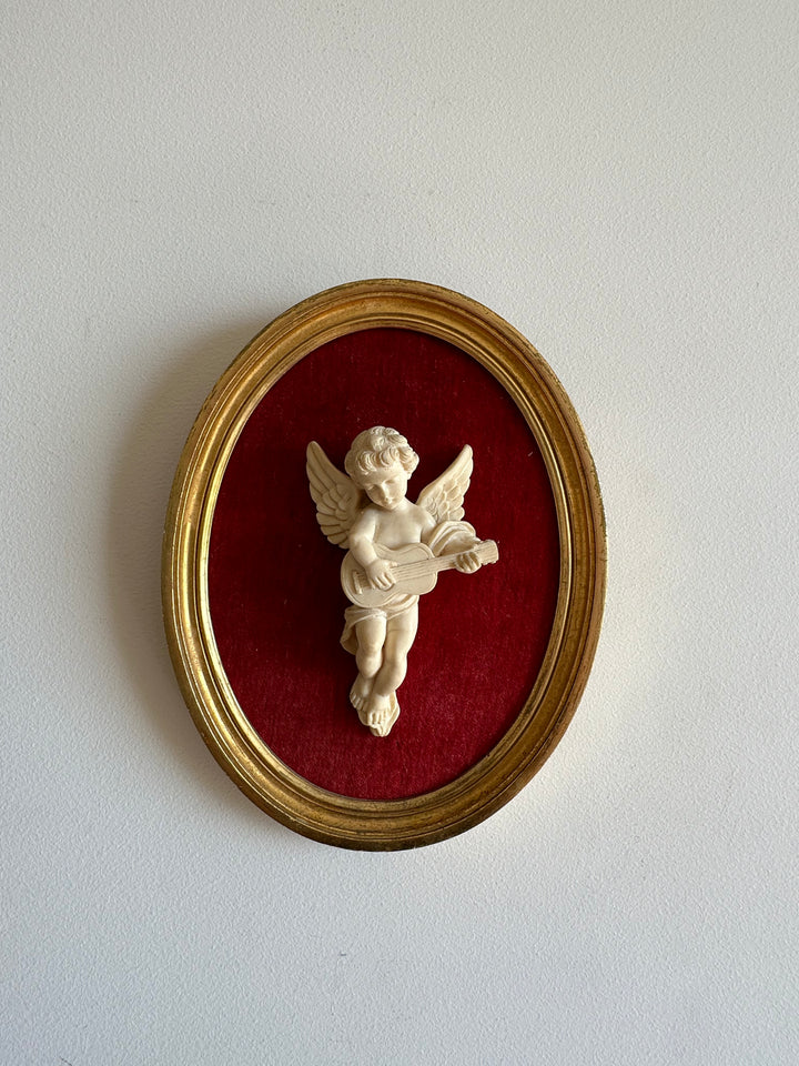Angelot encadré de bois sur velours rouge