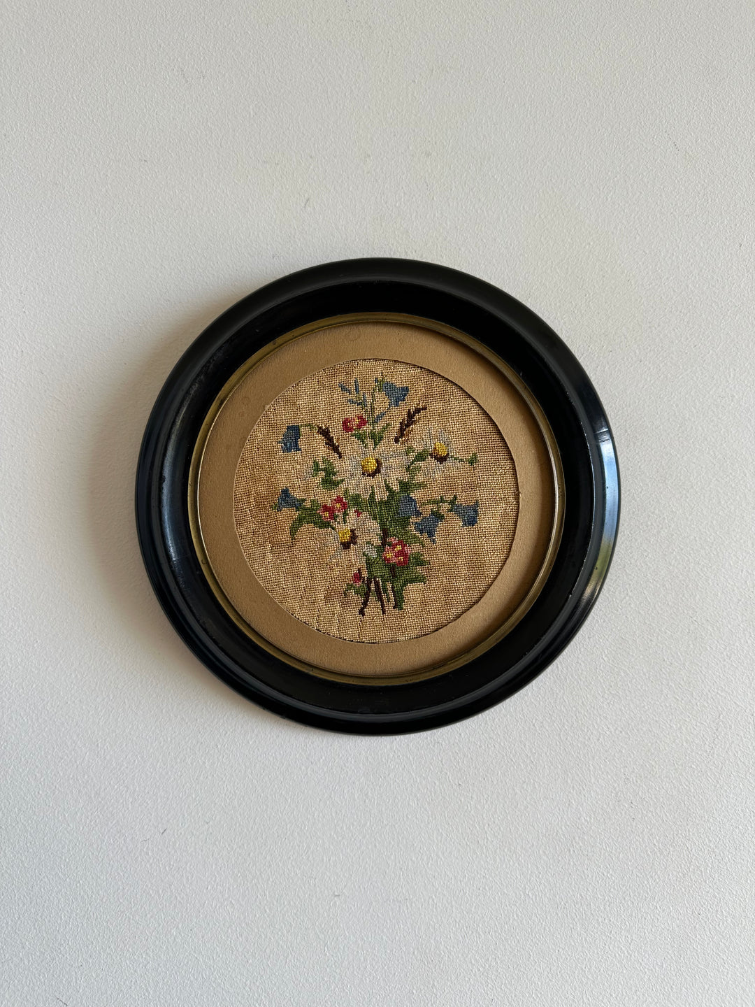 Broderie florale 19ème cadre en bois rond foncé