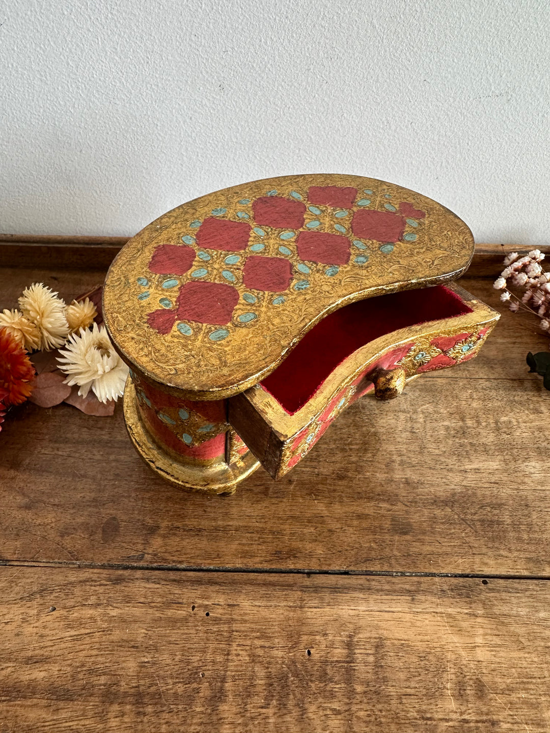 Coffre en demi lune style florentin rouge et or