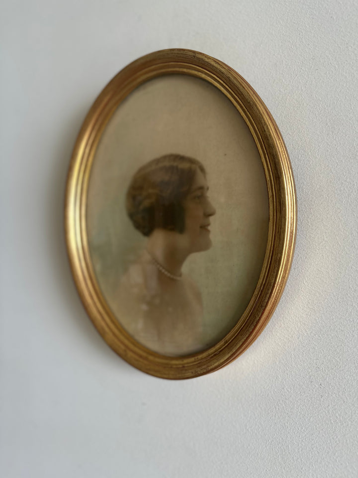 Portrait jeune femme de profile collier de perle 1920