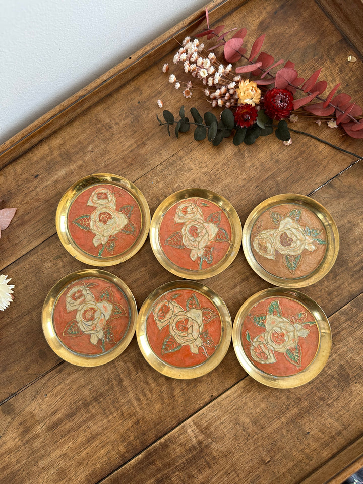 Coupelles en laiton émaillé tons orangés motifs roses blanches
