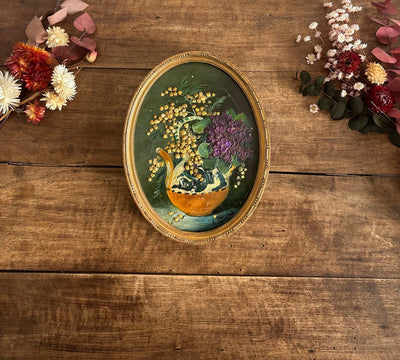Peinture signée mimosa et violettes en pâte de relief dans cadre en bois doré
