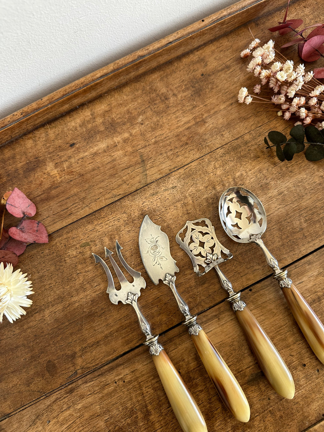 Couverts de service en métal argenté manches en bakélite