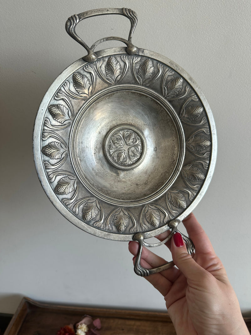 Assiette vide poche Art Nouveau avec anses en métal argenté travaillé