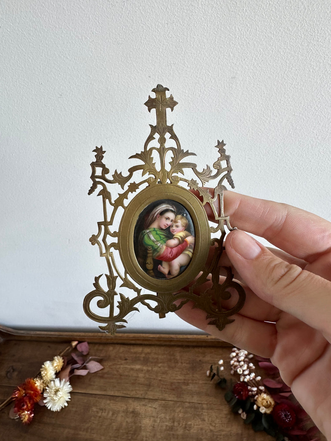 Autel de voyage religieux sur porcelaine structure en laiton