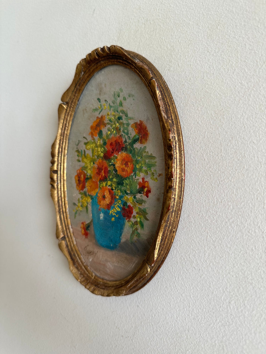 Peinture florale dans son médaillon en bois doré années 1900