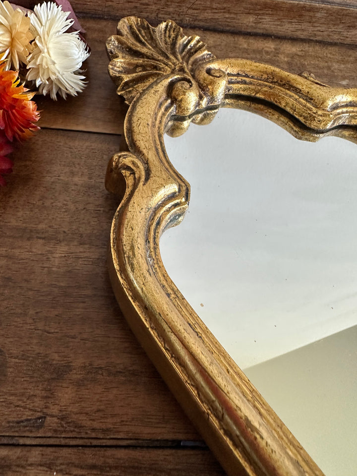 Miroir en bois doré fronton coquillage chantourné