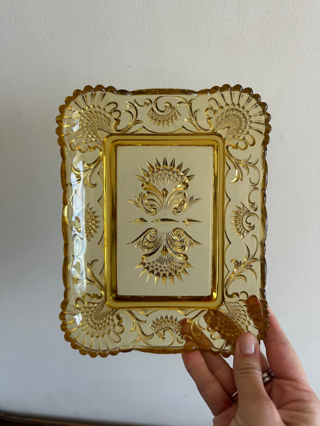 Plateau vide poche en verre taillé jaune
